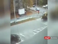 فیلم لحظه برخورد وحشتناک بیل مکانیکی به یک دختر پیاده