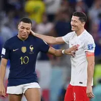 جام‌جهانی/ خوش‌و بش دوستانه امباپه و لواندوفسکی در پایان بازی فرانسه و لهستان