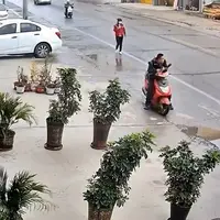 ویدیویی عجیب از بی‌توجهی به زن موتورسواری که زمین خورد!