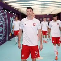 جام‌جهانی/ ورود بازیکنان لهستان به زمین چمن برای گرم کردن پیش از بازی