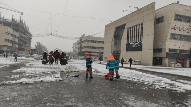 آماده‌باش دو هزار نیروی خدمات شهری در پی بارش برف در مشهد