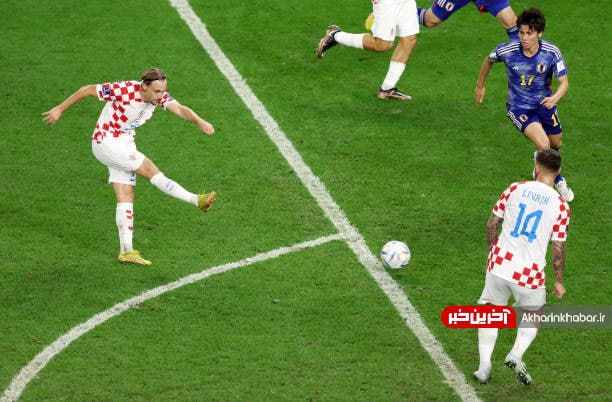 ضربه بازیکن کرواسی که توپ از کنار دروازه بیرون رفت