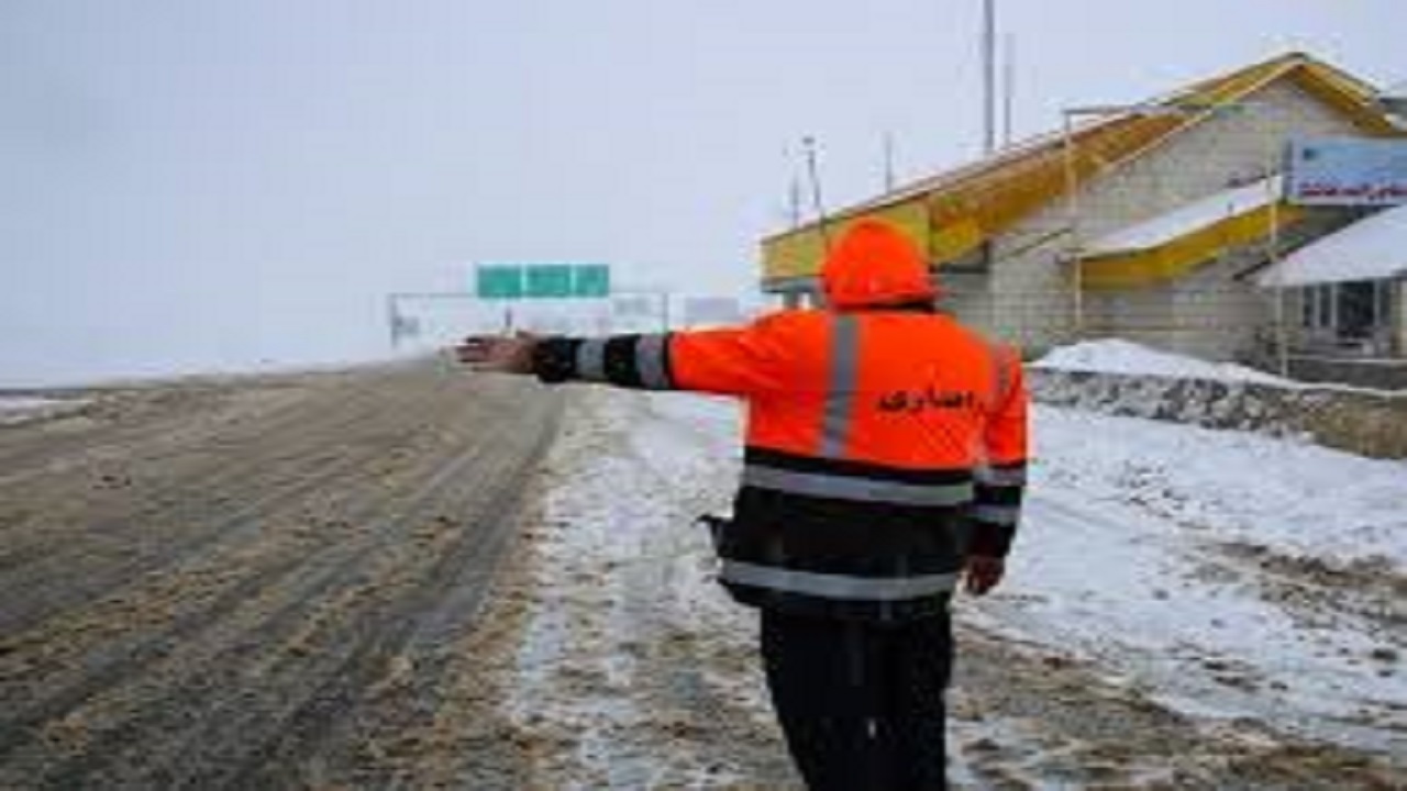 استقرار راهداران در محور‌های برف‌گیر استان همدان
