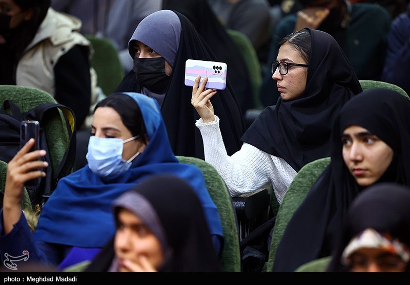 عکس/ گفتگوی زاکانی با دانشجویان در دانشگاه شریف