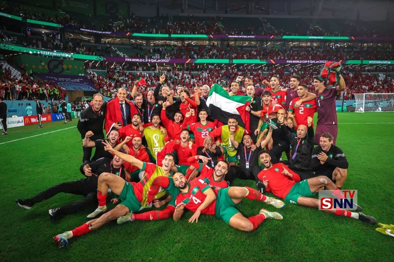 عکس دسته‌جمعی بازیکنان مراکش با پرچم فلسطین