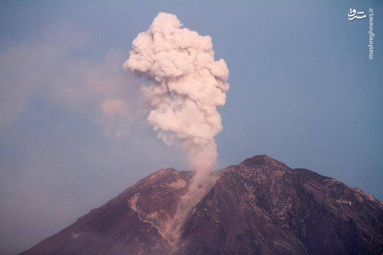 لحظه فوران آتشفشان سمرو در اندونزی