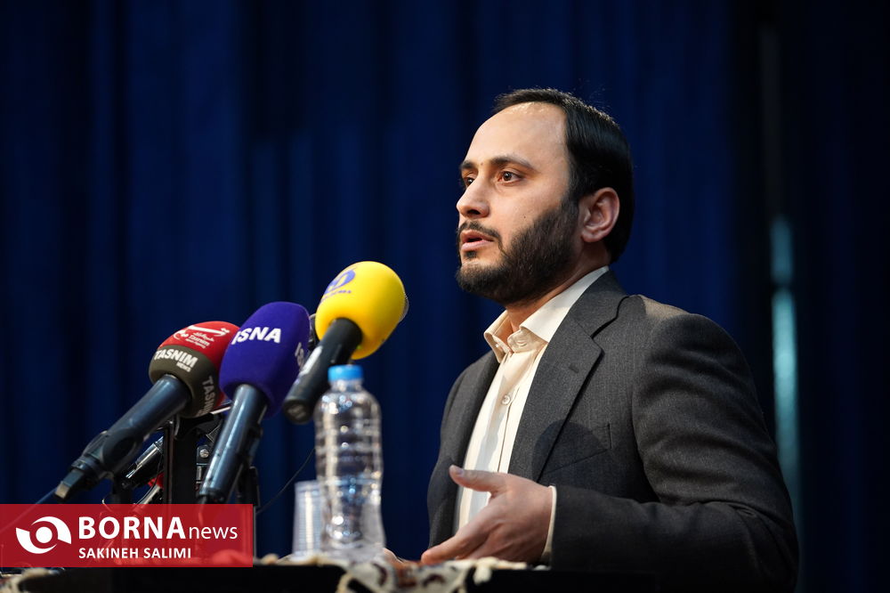 عکس/ جهرمی پای صحبت های دانشجویان در دانشگاه علم و صنعت
