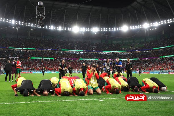 سجده شکر بازیکنان مراکش پس از برد مقابل اسپانیا