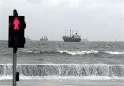 تردد کشتی‌ها در کیش برای 3 روز تعطیل شد