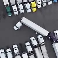 مهارت خیره‌کننده راننده تریلی در پارک کردن