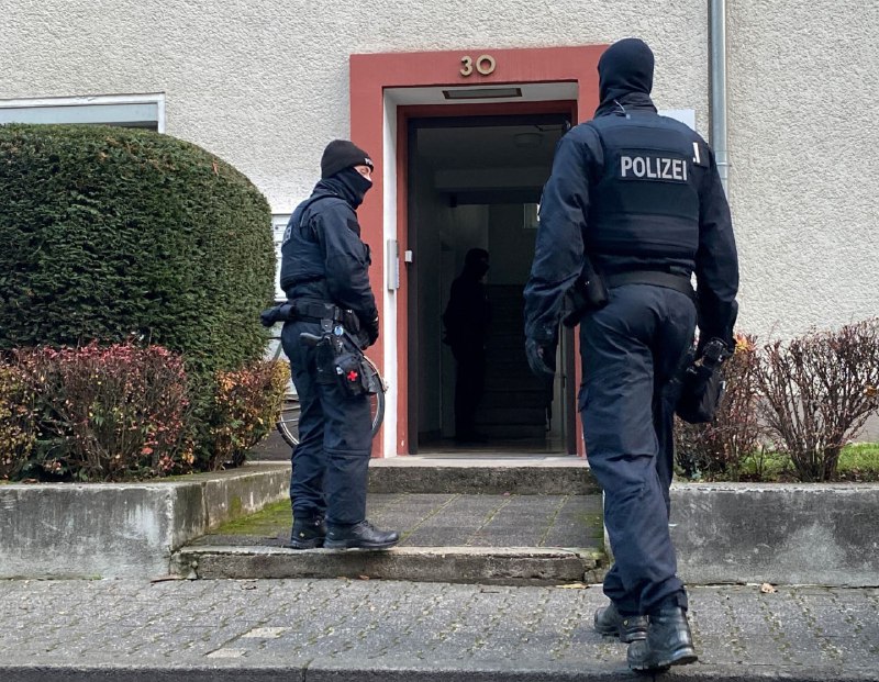 عکس/ حمله پلیس آلمان به مقر گروه براندازان آلمانی!