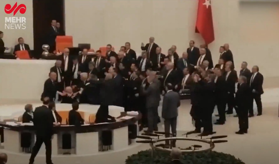 درگیری در پارلمان ترکیه؛ کار یک نماینده به پارلمان کشید