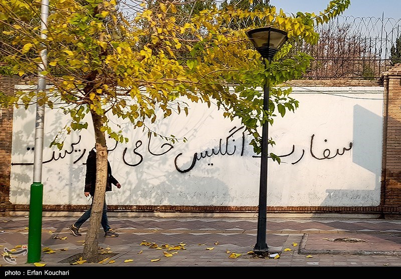 عکس/ دیوارنویسی بر روی دیوار سفارت انگلستان