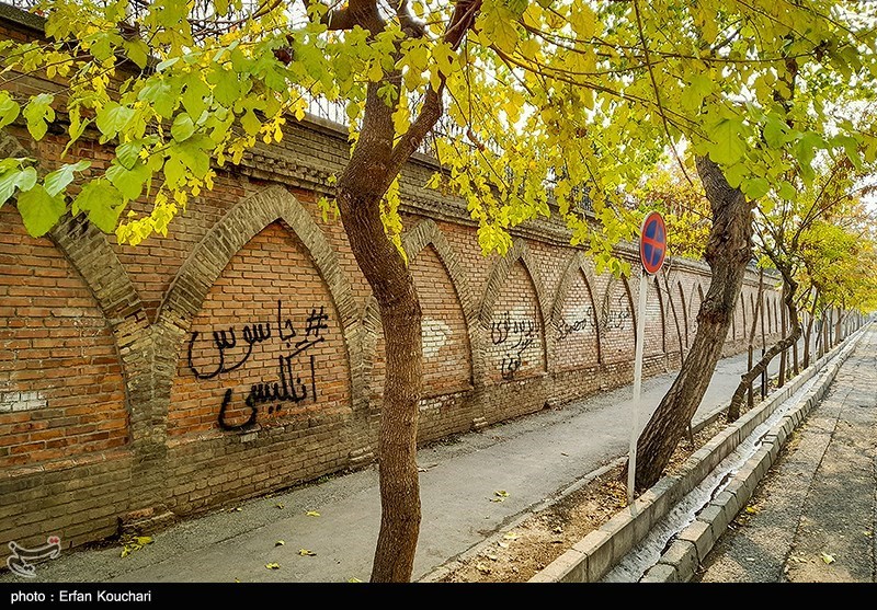 عکس/ دیوارنویسی بر روی دیوار سفارت انگلستان