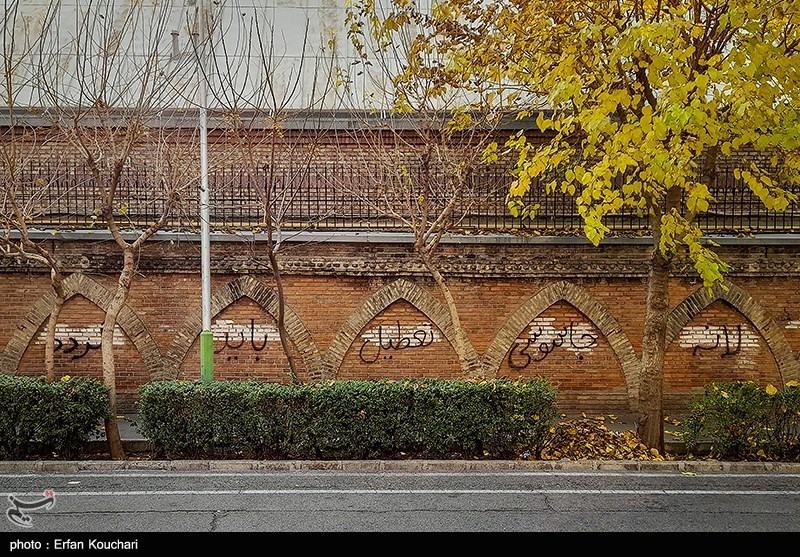 عکس/ دیوارنویسی بر روی دیوار سفارت انگلستان