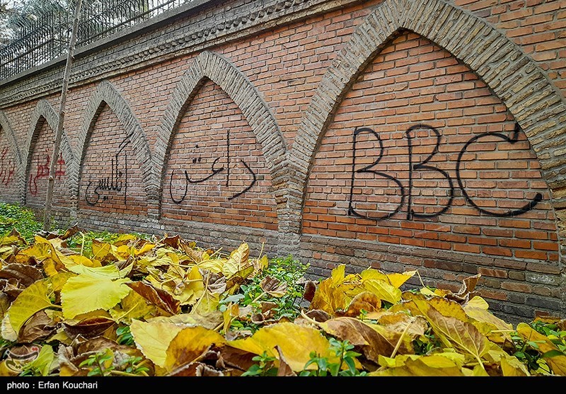 عکس/ دیوارنویسی بر روی دیوار سفارت انگلستان
