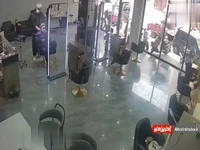 فیلمی از لحظه سقوط یک مرد روی سقف یک آرایشگاه