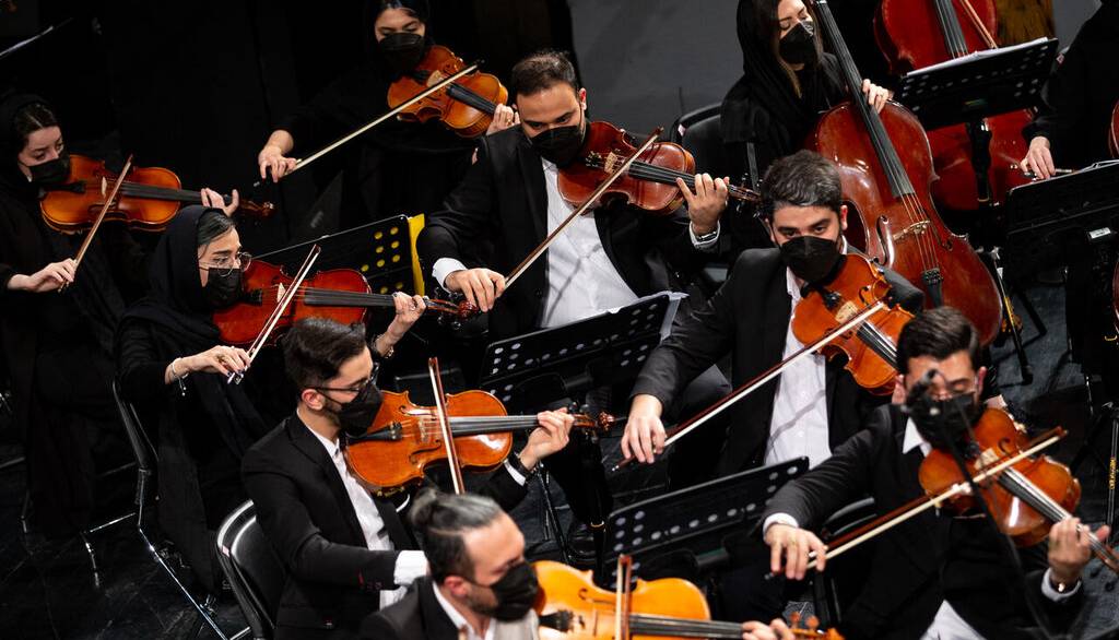 سرود ملی با سازهای ارکستر ملی ایران روی صحنه تالار وحدت