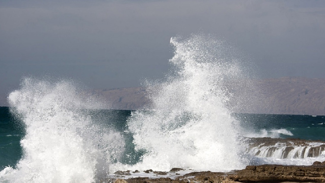 وزش بادهای نسبتاً شدید و مواج شدن دریای خلیج فارس و عمان