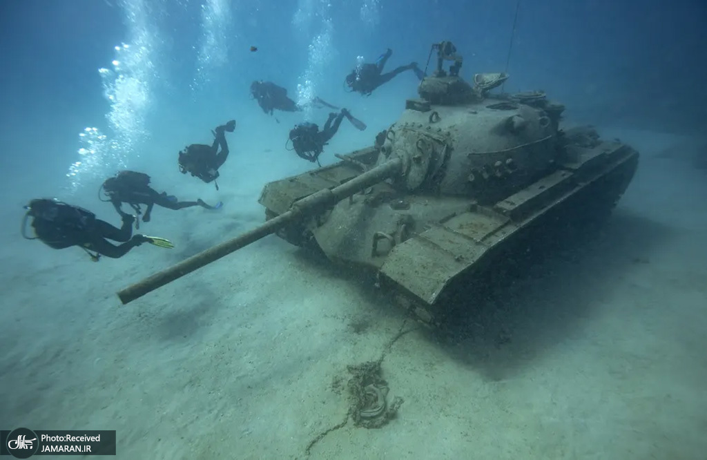 بازدید غواصان از یک تانک غرق شده در ترکیه