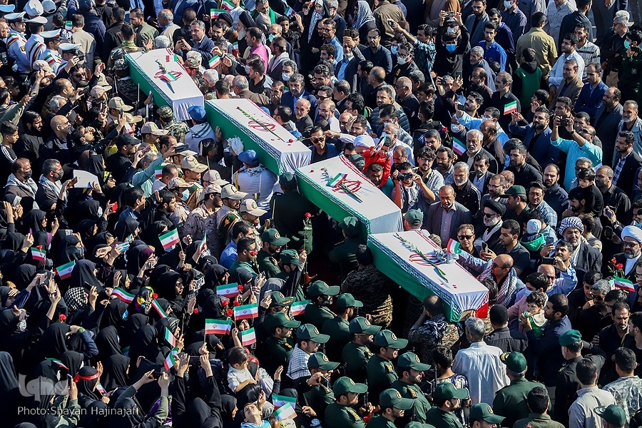 مردم اهواز از پیکرهای ۱۱۱ شهید دفاع مقدس استقبال می‌کنند