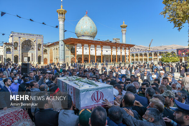 پیکر مطهر شهید مدافع امنیت در شیراز تشییع و خاکسپاری شد