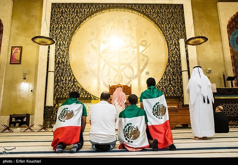 عکس/ تمرین نماز خواندن توسط هواداران مکزیک در مسجد قطر
