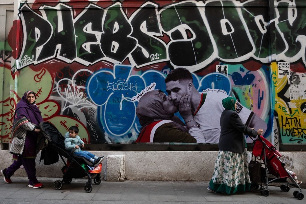 نقاشی دیواری زیبا از اشرف حکیمی و مادرش در یکی از خیابان‌های بارسلونا
