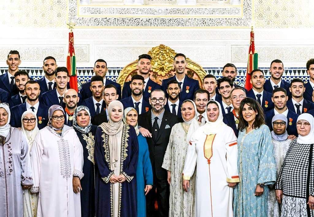 عکس یادگاری بازیکنان مراکش ومادرانشان در دیدار با پادشاه کشورشان