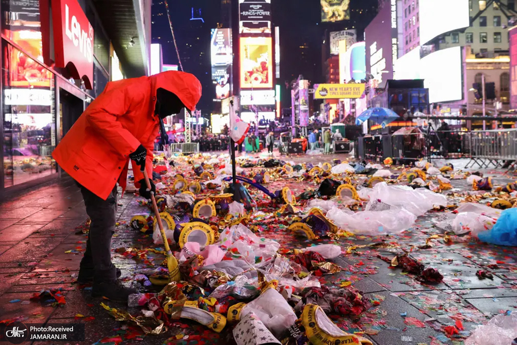 کارگری در نیویورک پس از شب سال نو، زباله ها را تمیز می کند
