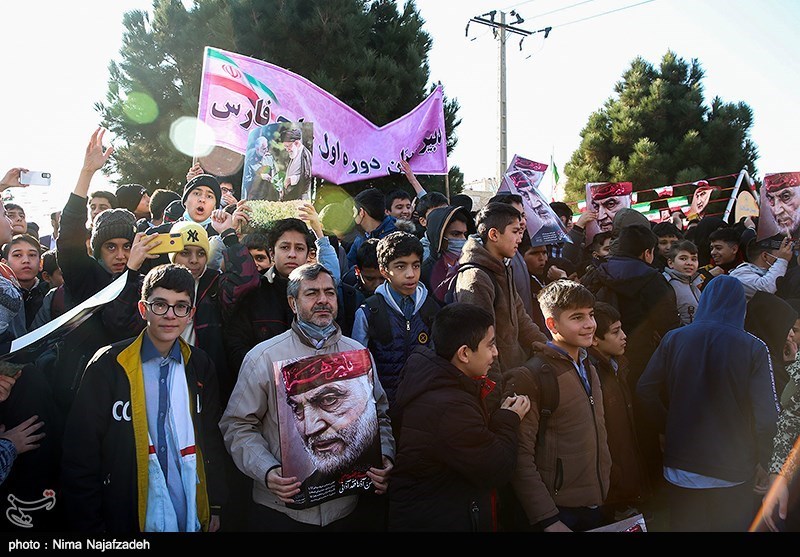 وداع دانش آموزان مشهدی با شهید گمنام دفاع مقدس