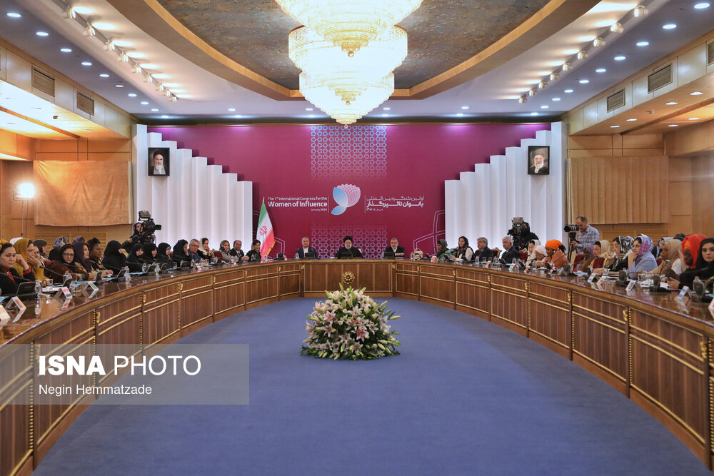 نشست مقامات عالی رتبه کنگره بانوان تاثیرگذار با رئیس جمهور