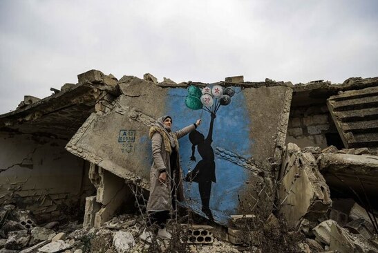 نقاشی گرافیتی روی یکی از ساختمان های منهدم شده در سوریه