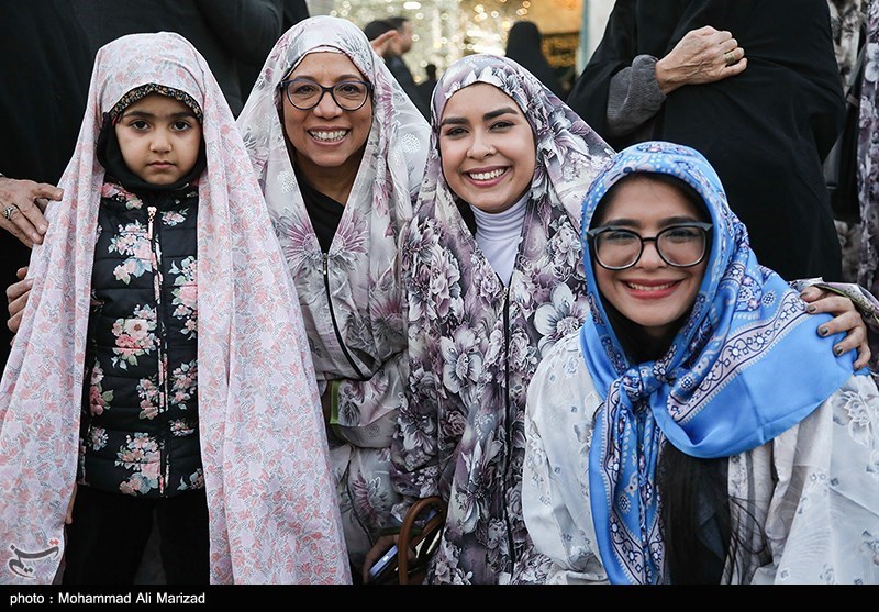 عکس/ سلفی مهمانان کنگره بین المللی بانوان تاثیرگذار با تصویر سردار سلیمانی 