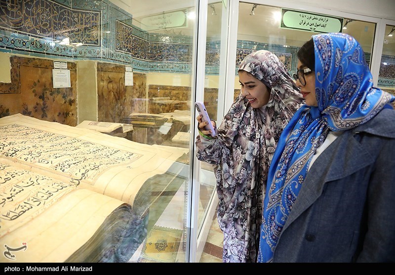 عکس/ سلفی مهمانان کنگره بین المللی بانوان تاثیرگذار با تصویر سردار سلیمانی 