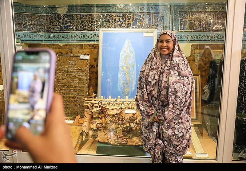 عکس/ سلفی مهمانان کنگره بین المللی بانوان تاثیرگذار با تصویر سردار سلیمانی 