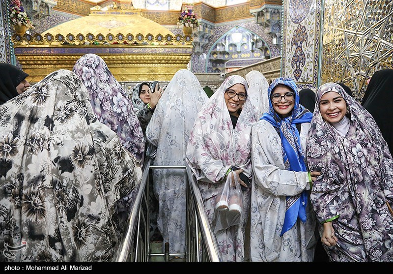 عکس/ سلفی مهمانان کنگره بین المللی بانوان تاثیرگذار با تصویر سردار سلیمانی 