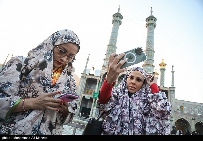 عکس/ سلفی مهمانان کنگره بین المللی بانوان تاثیرگذار با تصویر سردار سلیمانی 