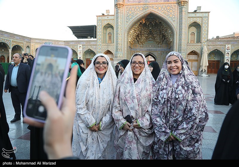 عکس/ سلفی مهمانان کنگره بین المللی بانوان تاثیرگذار با تصویر سردار سلیمانی 