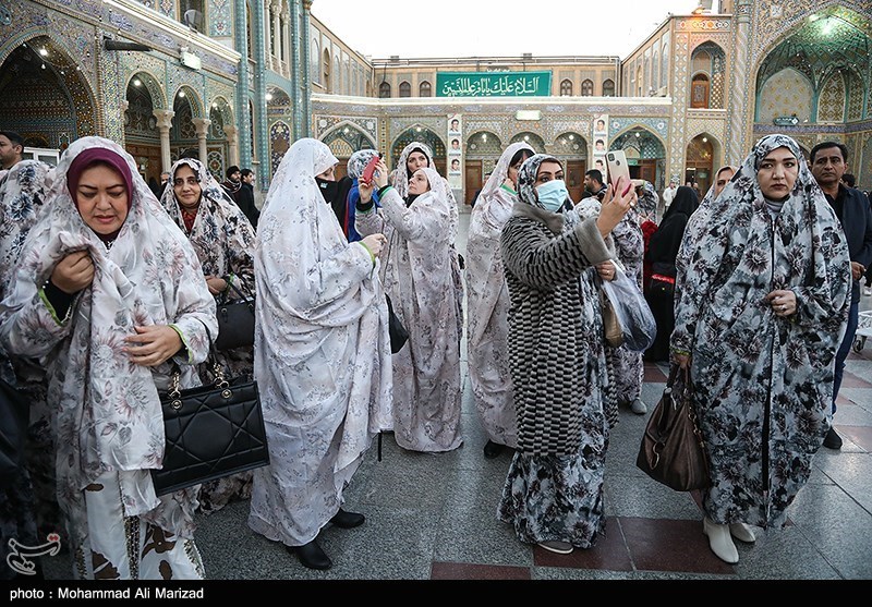 عکس/ سلفی مهمانان کنگره بین المللی بانوان تاثیرگذار با تصویر سردار سلیمانی 