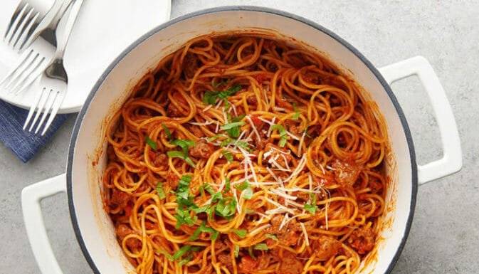 طرز تهیه ماکارونی ایرانی با ته‌دیگ سیب‌زمینی ترد