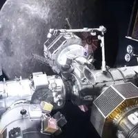 آیا اجسام متعددی به دور ماه می چرخند؟