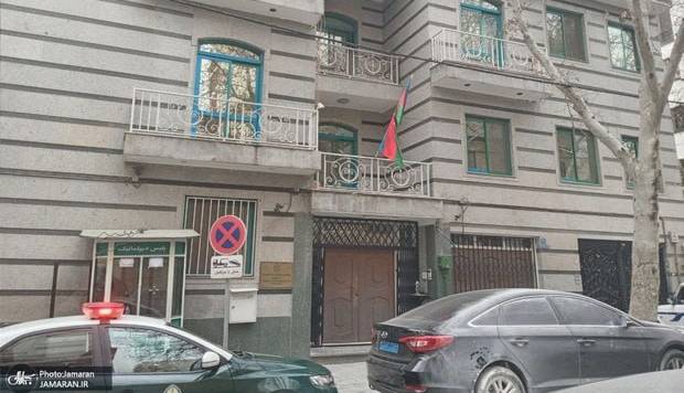 لحظه ورود مهاجم به سفارت آذربایجان از نمای دوربین خیابان