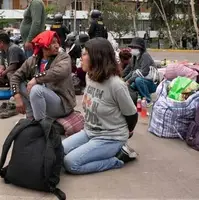 پلیس پرو موانع معترضان را از خیابان‌ها جمع می‌کند