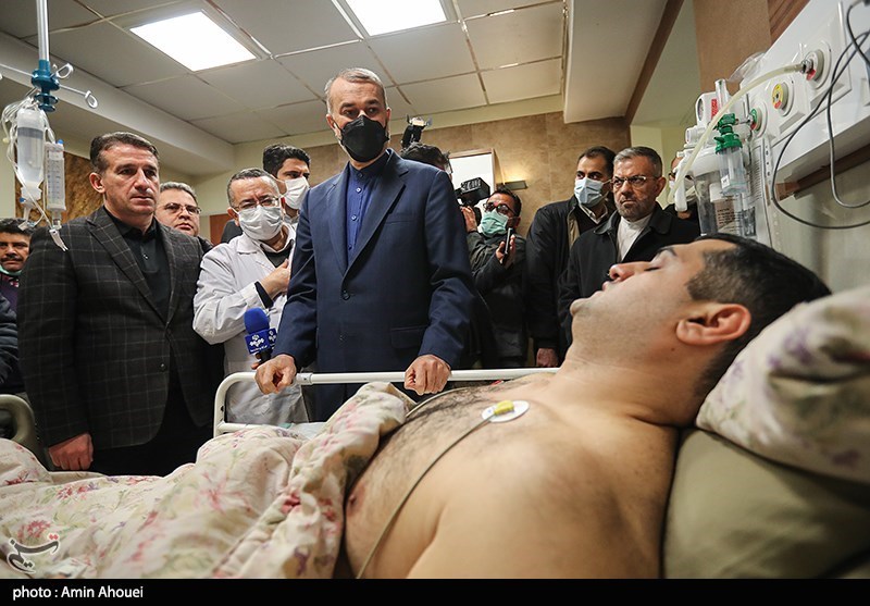 عکس/ عیادت امیرعبداللهیان از مصدومان حادثه تهاجم به سفارت آذربایجان