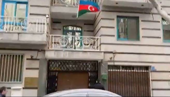 فیلم دیگری از لحظه حمله به سفارت آذربایجان در تهران