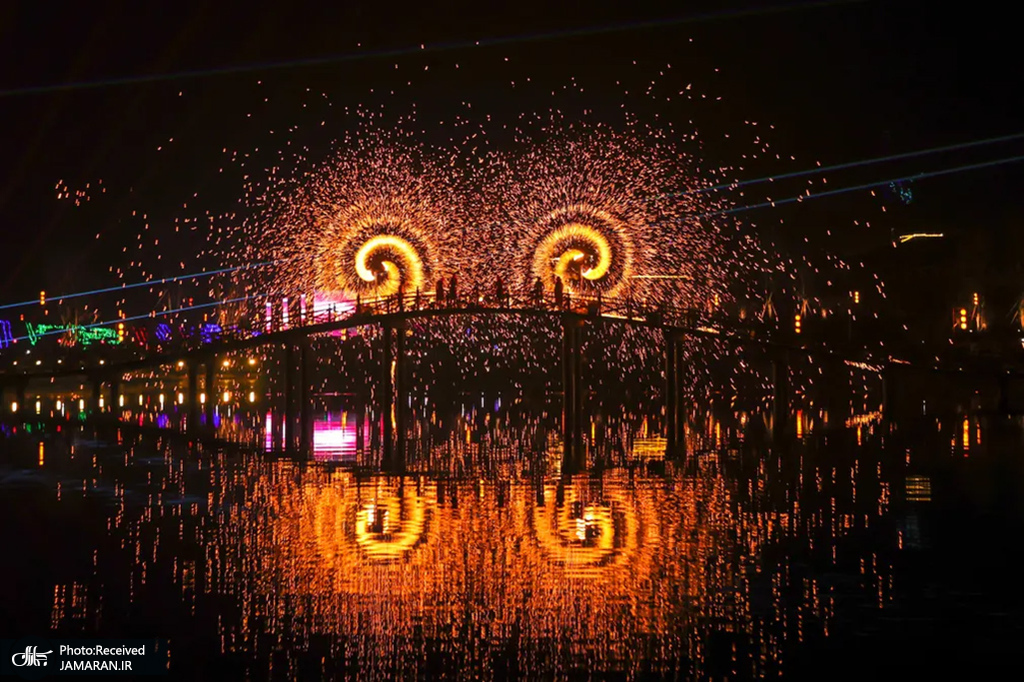 اجرای هنر عامیانه با استفاده از سیم برای ایجاد آتش‌بازی در چین