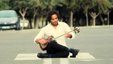 اجرای چند قطعه خاطره انگیز با تار توسط علی قمصری 