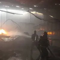 آتش‌سوزی انبار عطر و ادکلن در بازار تهران؛ نجات ۱۰ نفر از میان دود و آتش