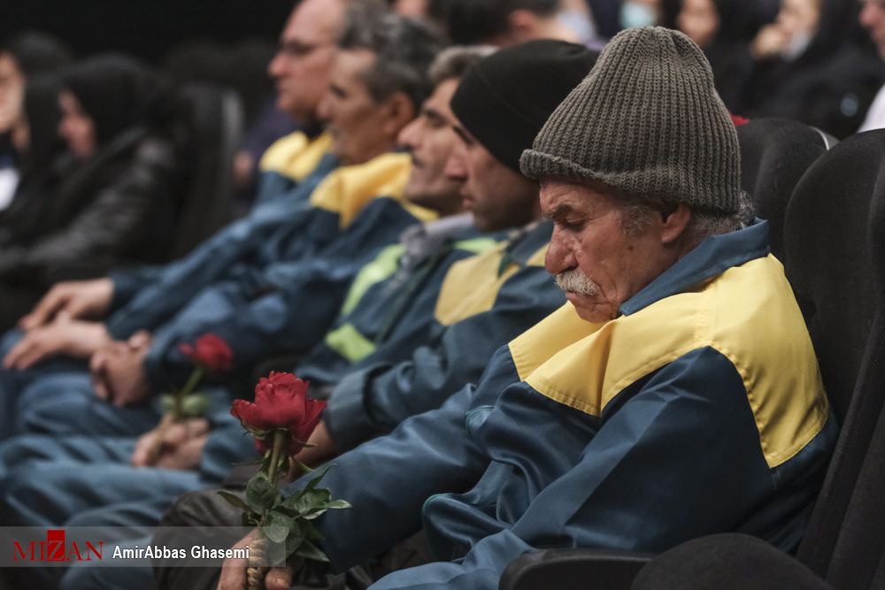 واکسیناسیون کارگران شهرداری تهران با حضور زاکانی